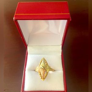 Tricolored gold ring
